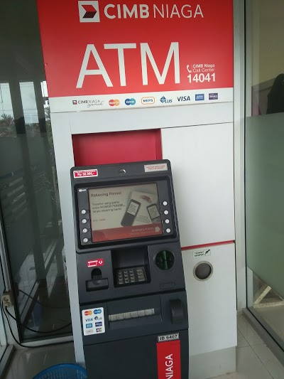 Kamu bisa pergi ke mesin ATM CIMB Niaga di lokasi terdekat. Sesampainya disana, masukkan kartu ATM yang sudah dibawa.