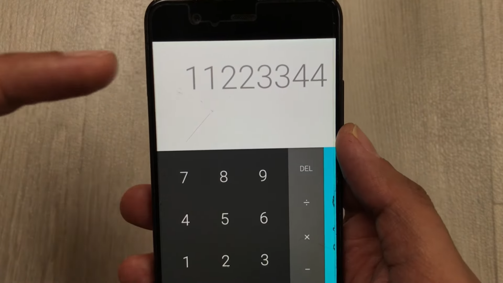 Masukkan kode number 11223344 pada halaman login Calculator Vault. Setelah itu, kamu bisa langsung klik tanda sama dengan (=).