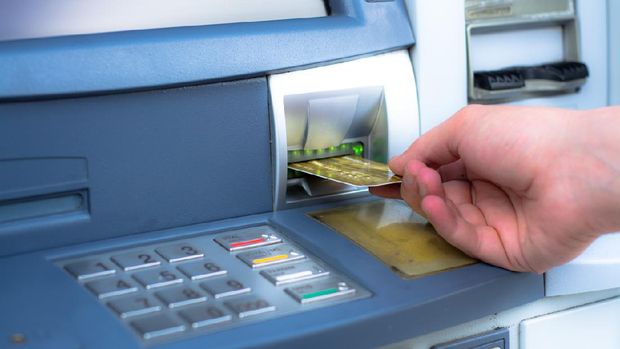 Silahkan mendatangi mesin ATM OCBC NISP terdekat tempat tinggal, kemudian masukkan kartu ATM ke dalam mesin.